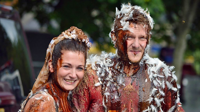 TOP 10 svatebních rituálů z celého světa. Slušnej bizár!